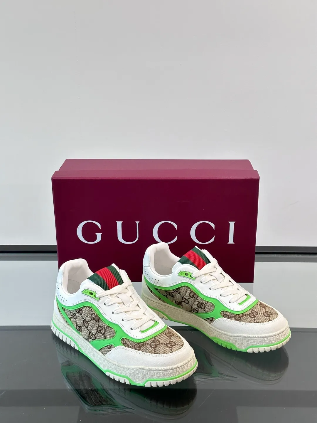 Men's Men's Shoes 💰480 [New Style] 🦨🦨Gucci 𝐆𝐮𝐜𝐜𝐢 𝐑𝐞-𝐖𝐞𝐛 As a sneaker created by Sabato De Sarno for Gucci, the Re-Web series reinterprets the brand's classic stripes, with bold and unique details to set off a modern silhouette design. These shoes are crafted from white leather. This new sneaker is ingeniously decorated with many of the brand's classic details, and is equipped with a bright red and green webbing tongue, which will make people fall in love at first sight. White leather has been specially treated to be soft and shiny, with an embossed grained texture. Script Gucci logo and Interlocking G web label with Interlocking G and script Gucci logo. Rubber outsole with Interlocking G detail eyelets. Web tongue. Size: Female 35-40 (Female 41, 42 customized). Male 38-44 (45, 46 customized)